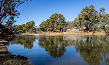 Sandy beach by Macquarie River, Dubbo. Image courtesy of Destination NSW.